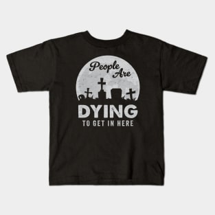 Haunted Halloween Graveyard Funny Pun: People Are Dying To Get In Here Kids T-Shirt